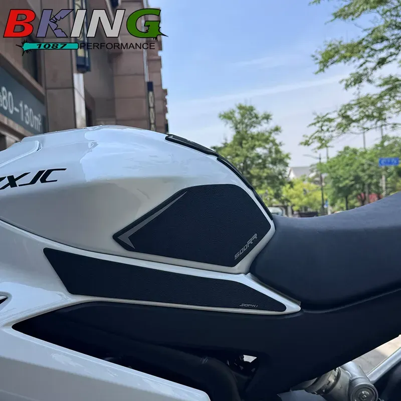 Protectores laterales de depósito «500RR» puestos en una ZXMOTO 500RR blanca