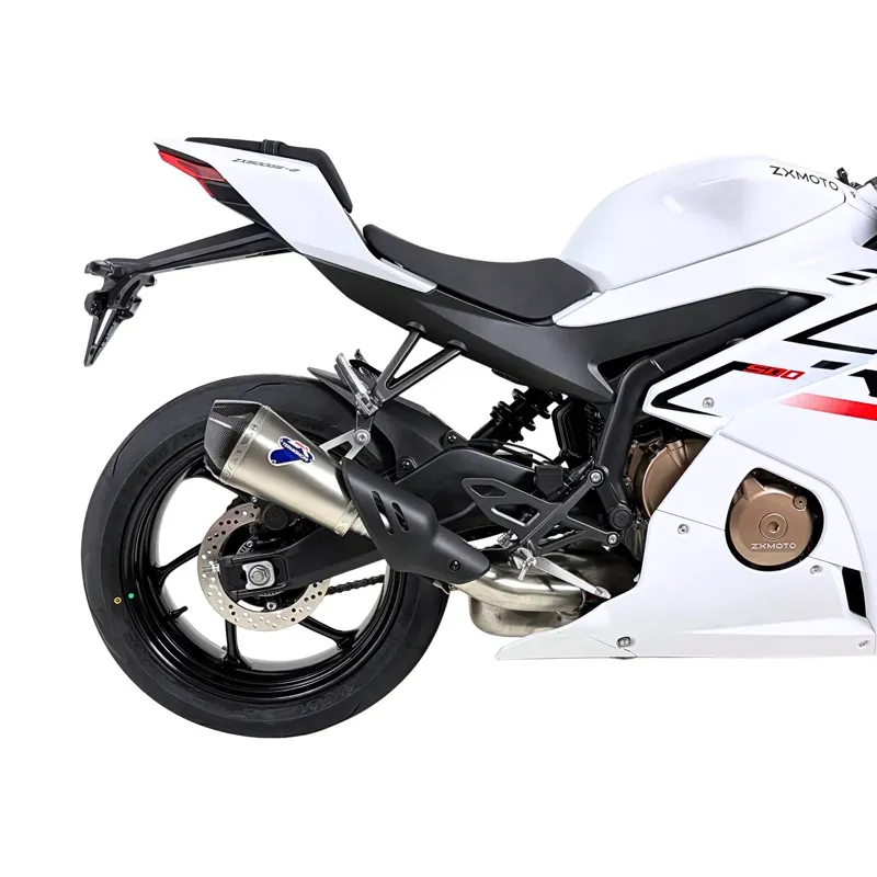 Silenciador slip-on Termignoni montado en una ZXMOTO 500RR blanca