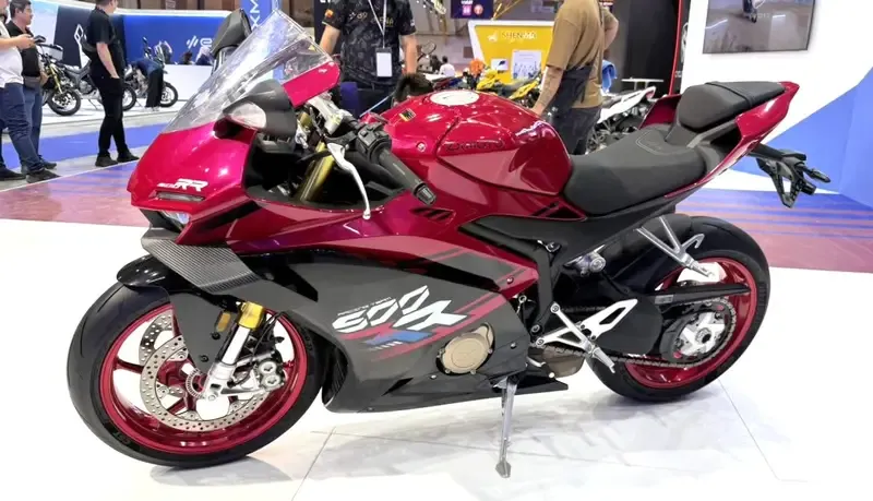 ZXMOTO 500RR roja expuesta en un salón de motos